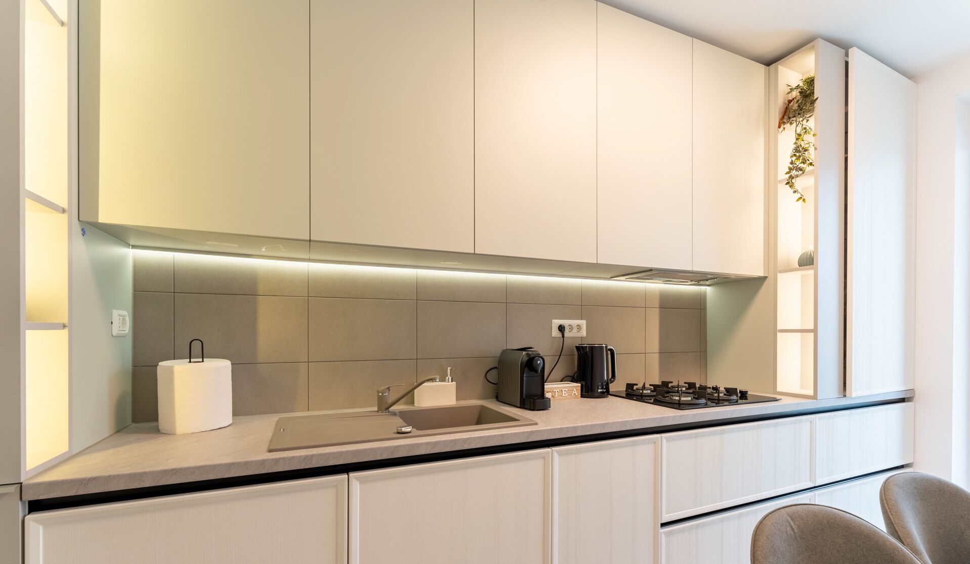 Departamento Deluxe | Cocina privada | Refrigerador con congelador, microondas, horno y parrilla de estufa 