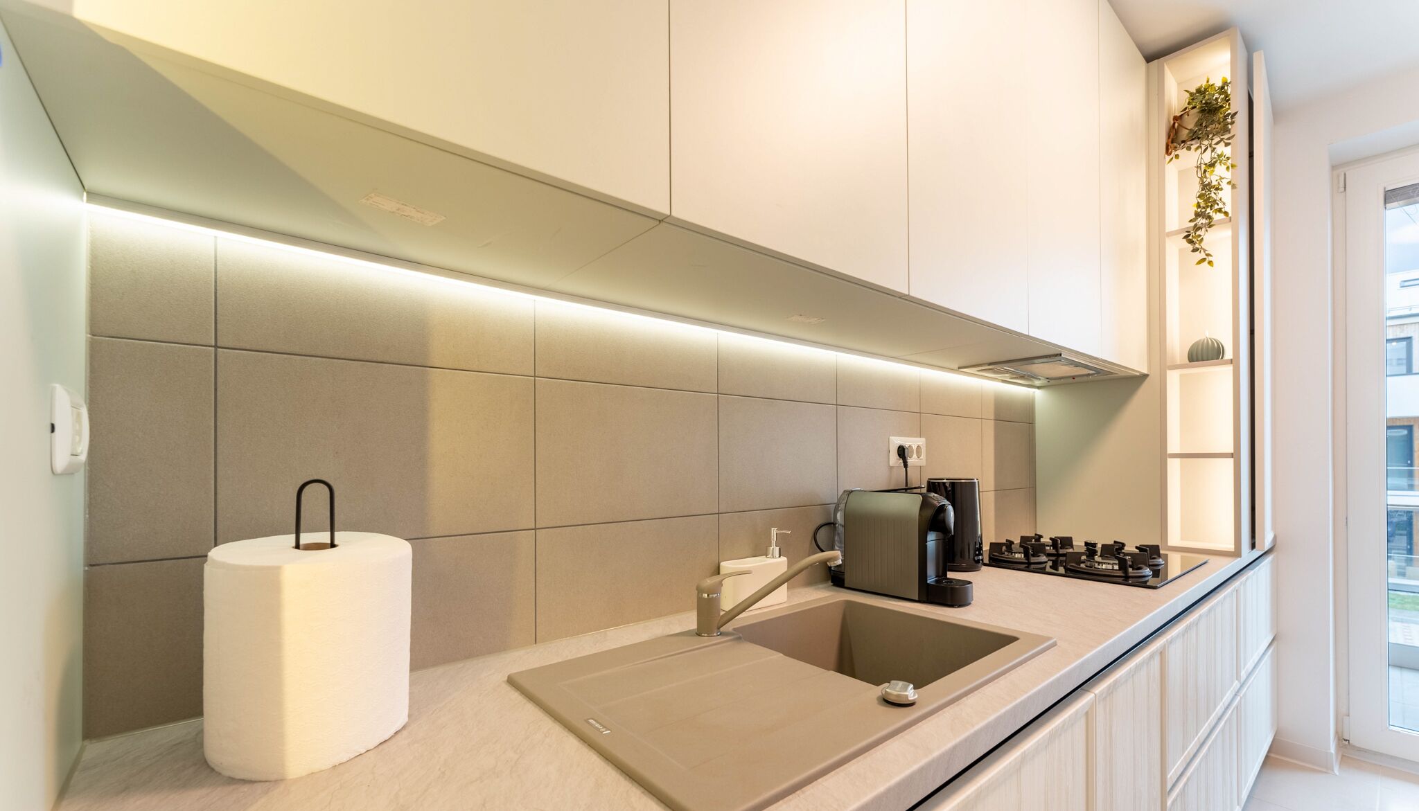 Apartamento Deluxe | Cocina privada | Frigorífico grande, microondas, horno y placa de cocina