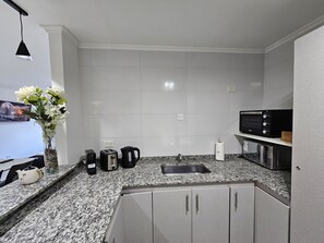Køleskab, mikrobølgeovn, ovn, kaffe-/temaskine