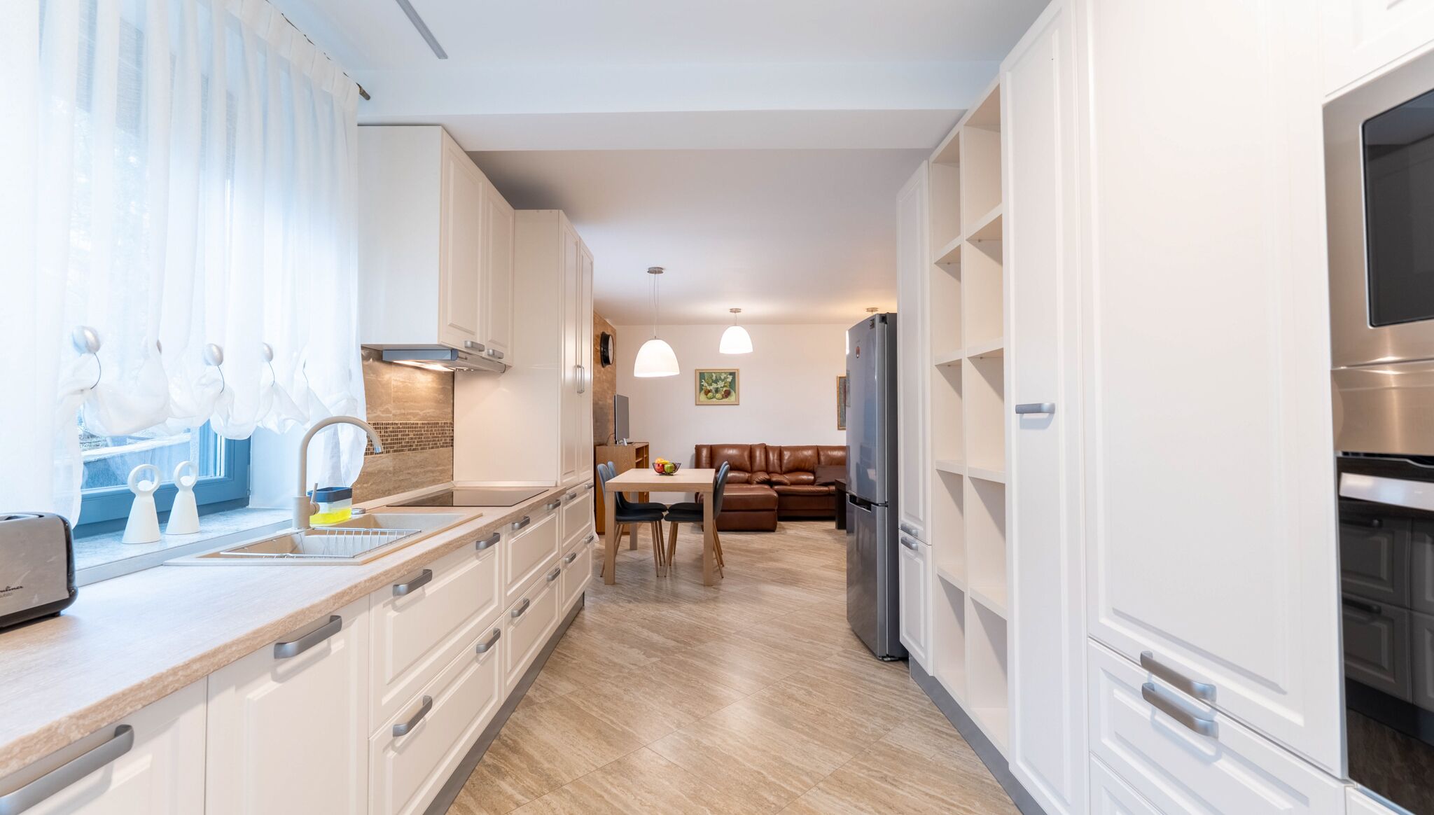 Departamento Deluxe | Cocina privada | Refrigerador con congelador, microondas, horno y parrilla de estufa 