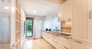 Deluxe Apartment | Private kitchen | Full-size fridge, microwave, oven, stovetop