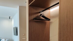 Ein moderner begehbarer Kleiderschrank mit Holzböden und einer Kleiderstange.