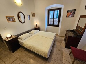 1 bedroom, bed sheets