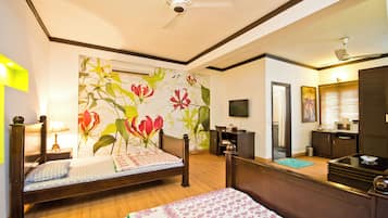 5 bedrooms, iron/ironing board, WiFi, bed sheets