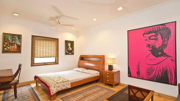 5 bedrooms, iron/ironing board, WiFi, bed sheets