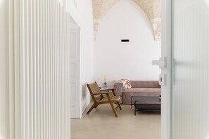 Appartement, 2 chambres | Coin séjour | Télévision de 30 pouces avec chaînes par satellite