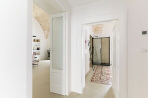 Appartement, 2 chambres | Coin séjour | Télévision de 30 pouces avec chaînes par satellite