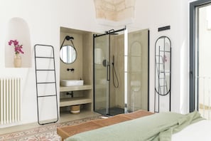 Appartement, 2 chambres | Salle de bain | SĂšche-cheveux, serviettes fournies, savon, shampoing