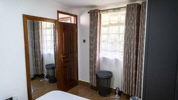 Apartamento clásico, balcón | Escritorio y espacio para trabajar con un portátil