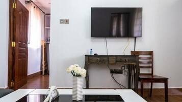 Apartamento clássico, sacada | Sala de estar | Smart TV 50 polegadas com canais a cabo, Netflix, filmes recentes