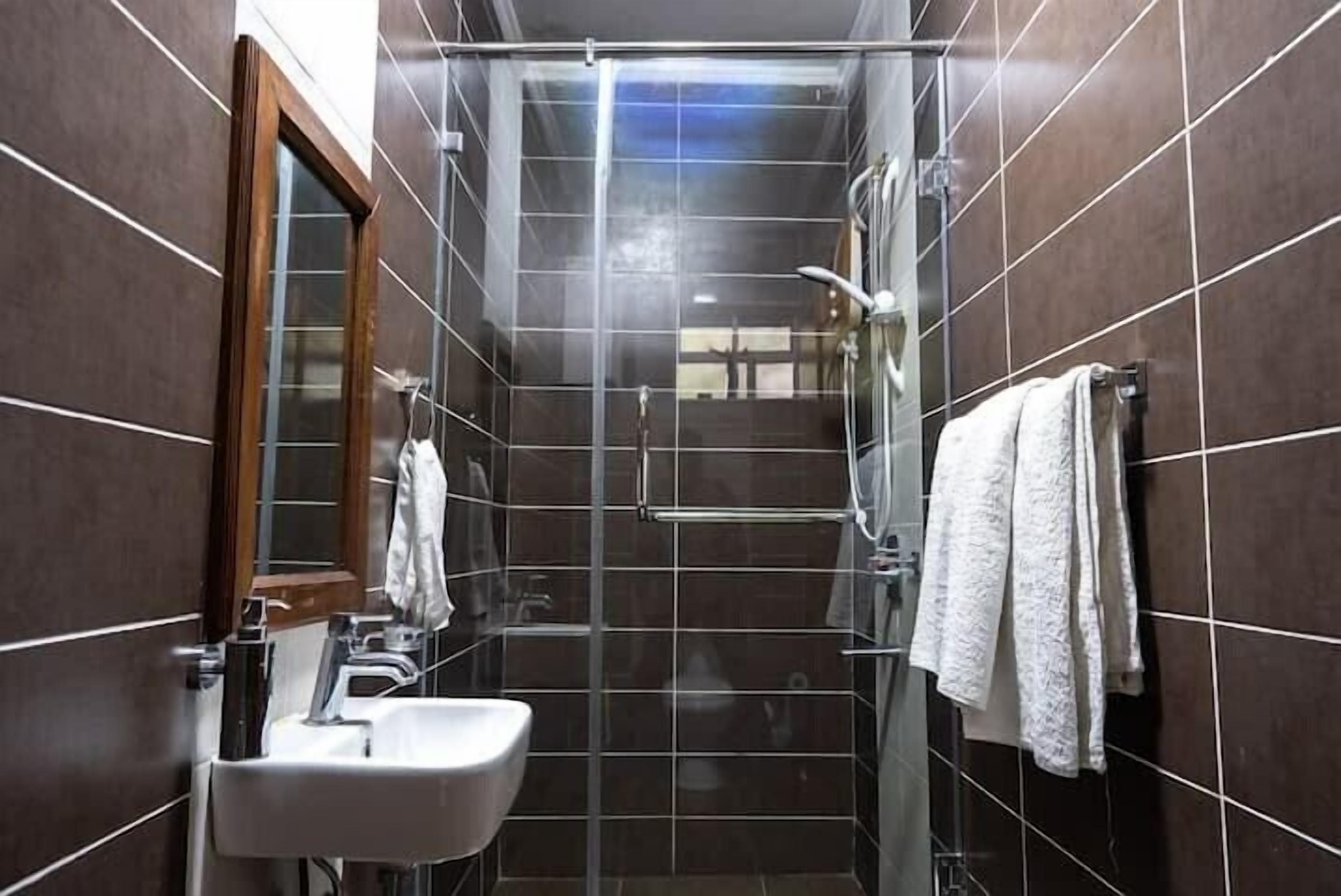 Classic Apartment, Balcony | Bathroom | Shower, free toiletries, slippers, towels