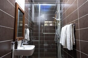 經典公寓, 陽台 | 浴室 | 淋浴設備、免費盥洗用品、拖鞋、毛巾