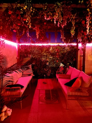 Terrace/patio - Oasis, and its inflatable boat (Ménesplet)