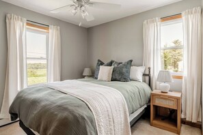 3 bedrooms, desk, iron/ironing board, free WiFi