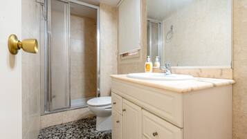 Een douche, handdoeken