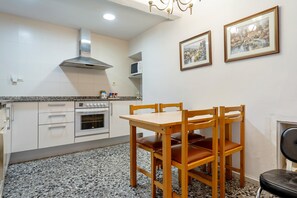 Fridge, microwave, oven, stovetop - Old Town of Riudoms, Birthplace of Gaudí (Riudoms)