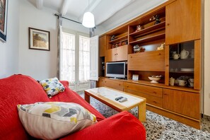 TV - Old Town of Riudoms, Birthplace of Gaudí (Riudoms)