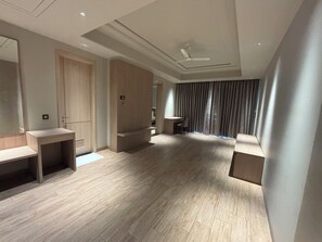 Luxury-Suite | Schreibtisch, laptopgeeigneter Arbeitsplatz, kostenloses WLAN