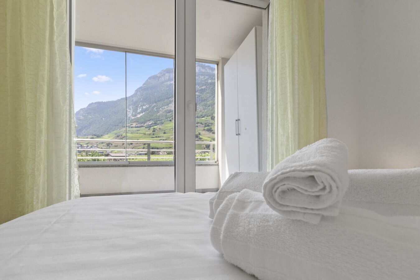 Tabla de planchar con plancha, wifi gratis y ropa de cama 