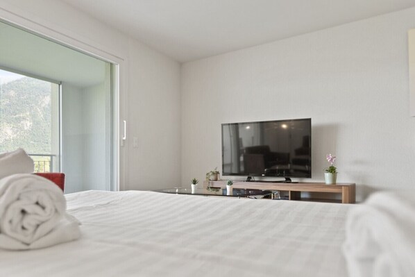 Iron/ironing board, free WiFi, bed sheets
