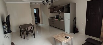 Charming 1-bedroom apartment with WiFi, AC, 2 minutes from the sea – sleeps 5