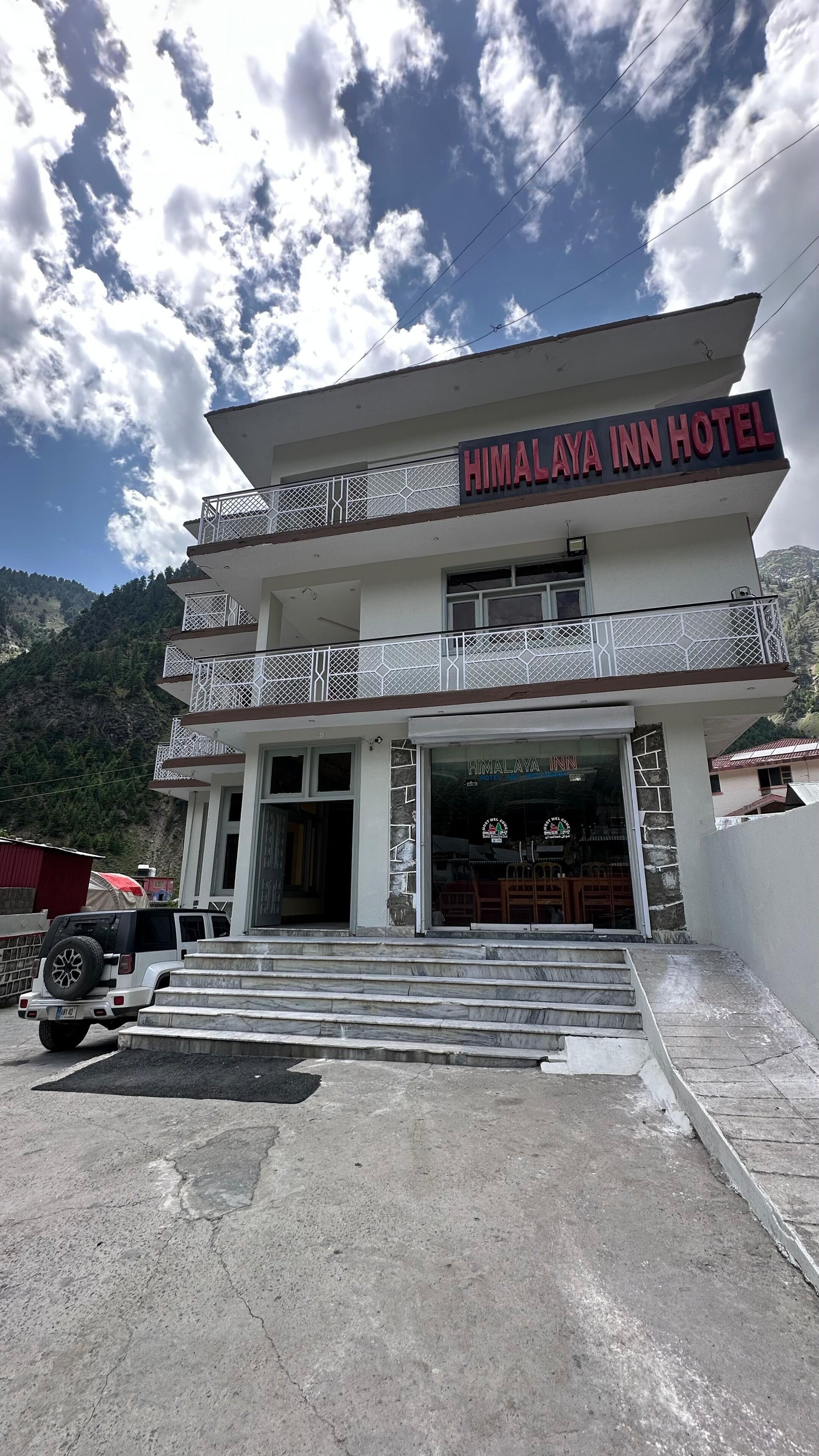Un bâtiment à deux étages sur lequel on peut lire l’inscription « HIMALAYA INN HOTEL ».