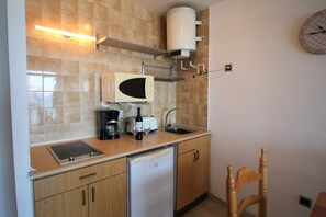 Frigorífico, microondas, placa de cocina y cafetera o tetera
