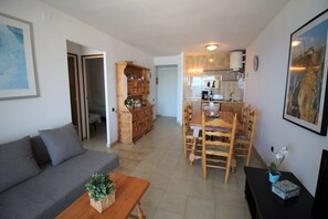 Smart TV - Coastal Getaway with Stunning Views (Empuriabrava)