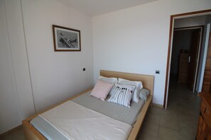 2 bedrooms, iron/ironing board - Coastal Getaway with Stunning Views (Empuriabrava)