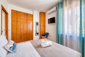 3 chambres, fer et planche Ă repasser