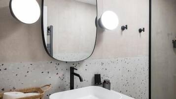 Studio Deluks, Bebas Asap Rokok | Kamar mandi | Shower, pancuran hujan, perlengkapan mandi gratis, dan pengering rambut