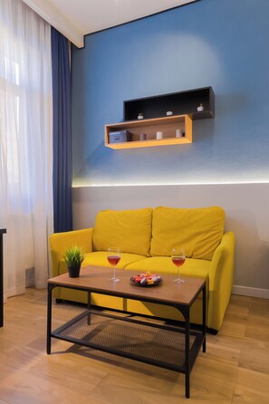 138-cm Smart TV with cable channels, Netflix, streaming services