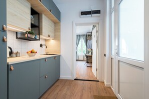Fridge, coffee/tea maker, electric kettle, cookware/dishes/utensils - Luxury Apart-Hotel Bucharest (Bucharest)