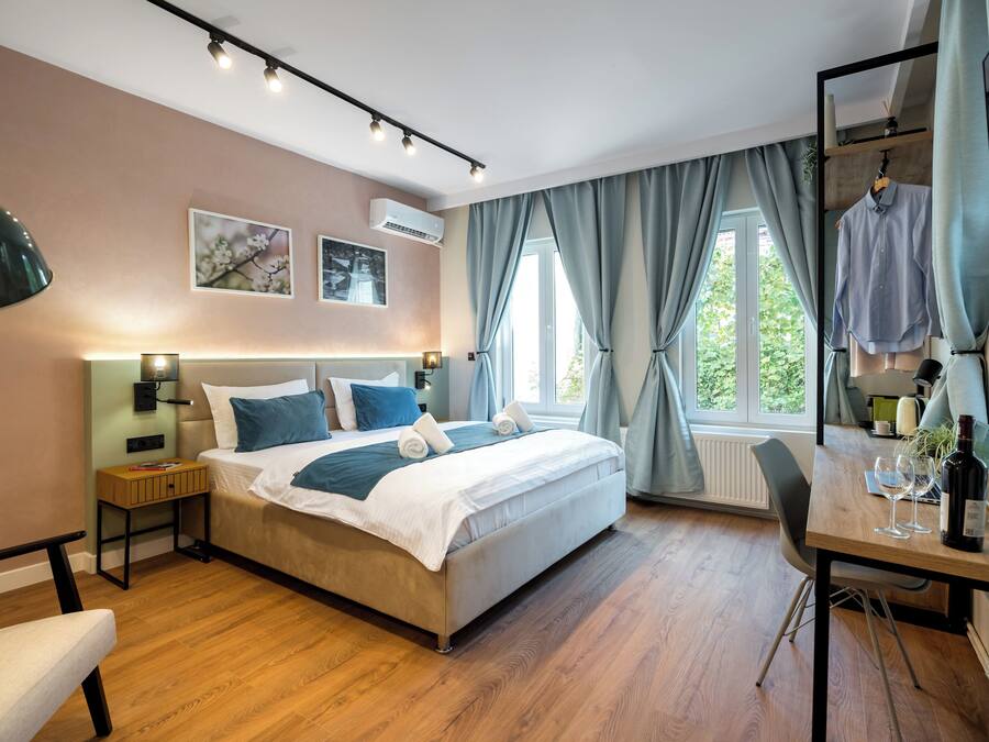 Estudio Deluxe, no fumadores | Ropa de cama de alta calidad, colchones viscoelásticos, escritorio
