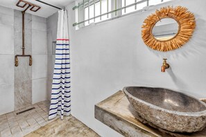 Regadera, secadora de cabello, toallas, jabón 