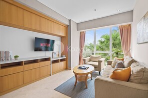 Appartement, 2 chambres, vue ville | Coin séjour | TV connectée de 43 pouces avec chaînes par câble, Netflix