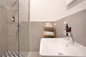 Dusj, hårføner, håndklær og såpe