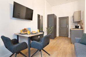 Studio – deluxe, 1 queensize-seng med sovesofa | Wi-fi (inkludert)