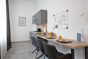 Deluxe Apartment, 1 Queen Bed with Sofa bed | Private kitchen | Fridge, microwave, stovetop, cookware/dishes/utensils - Zentrale Apartments I home2share (Halle (Saale))