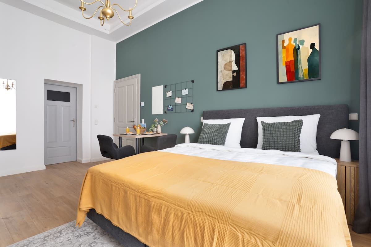 Une chambre à coucher moderne avec un grand lit, un bureau et une chaise.