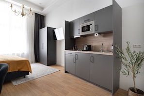 Deluxe Studio, 1 Queen Bed | Private kitchen | Fridge, microwave, stovetop, cookware/dishes/utensils
