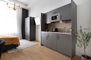 Deluxe Studio, 1 Queen Bed | Private kitchen | Fridge, microwave, stovetop, cookware/dishes/utensils