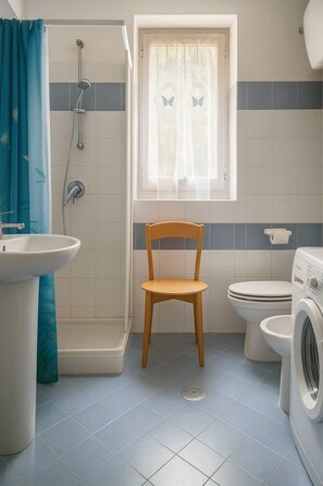 Serviettes fournies, papier toilette
