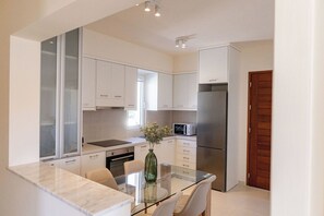 Căn hộ Cao cấp, quang cảnh hồ bơi | Bếp riêng