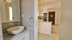 Luxe appartement, uitzicht op zwembad | Badkamer