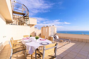 Outdoor dining - Top-floor Stay by the Sea in Empuriabrava (Castello d'Empuries)