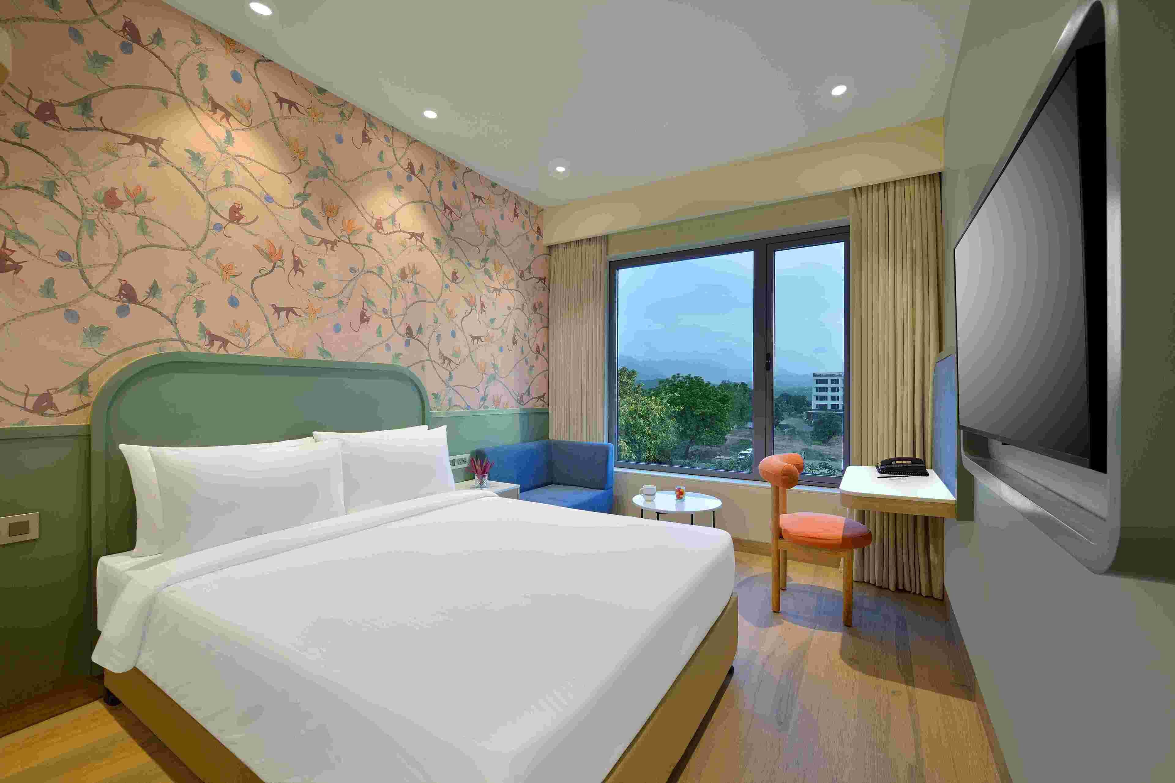 Eenvoudige tweepersoonskamer | Een bureau, een laptopwerkplek, gratis wifi