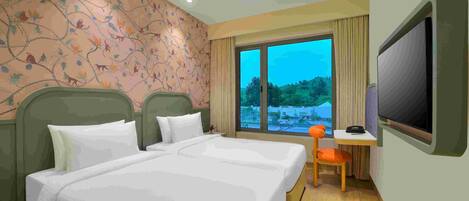 Habitación de hotel con dos camas, televisión, escritorio con silla y ventana con vista a zonas verdes.