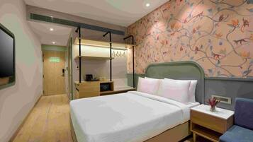 D-Luxe Queen Room | In-room safe, desk, laptop workspace, blackout curtains