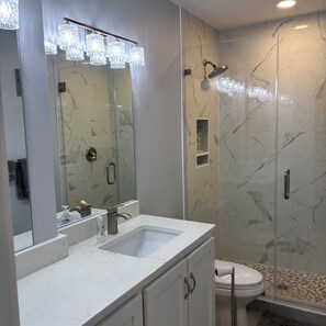 Douche, sĂšche-cheveux, serviettes fournies, papier toilette